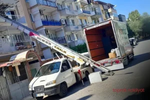 İzmir'de evden eve nakliyat hizmeti arayanlar için güvenilir ve profesyonel bir çözüm sunan Toprak Nakliyat, müşteri memnuniyetini ön planda tutarak hizmet vermektedir. İzmir'in tüm ilçelerinde faaliyet gösteren firmamız, taşınma sürecinizi stressiz ve sorunsuz bir deneyime dönüştürmeyi amaçlamaktadır.